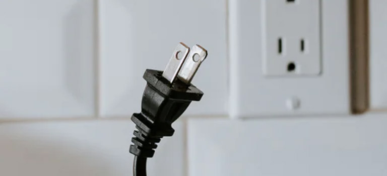 ungrounded electrical plug
